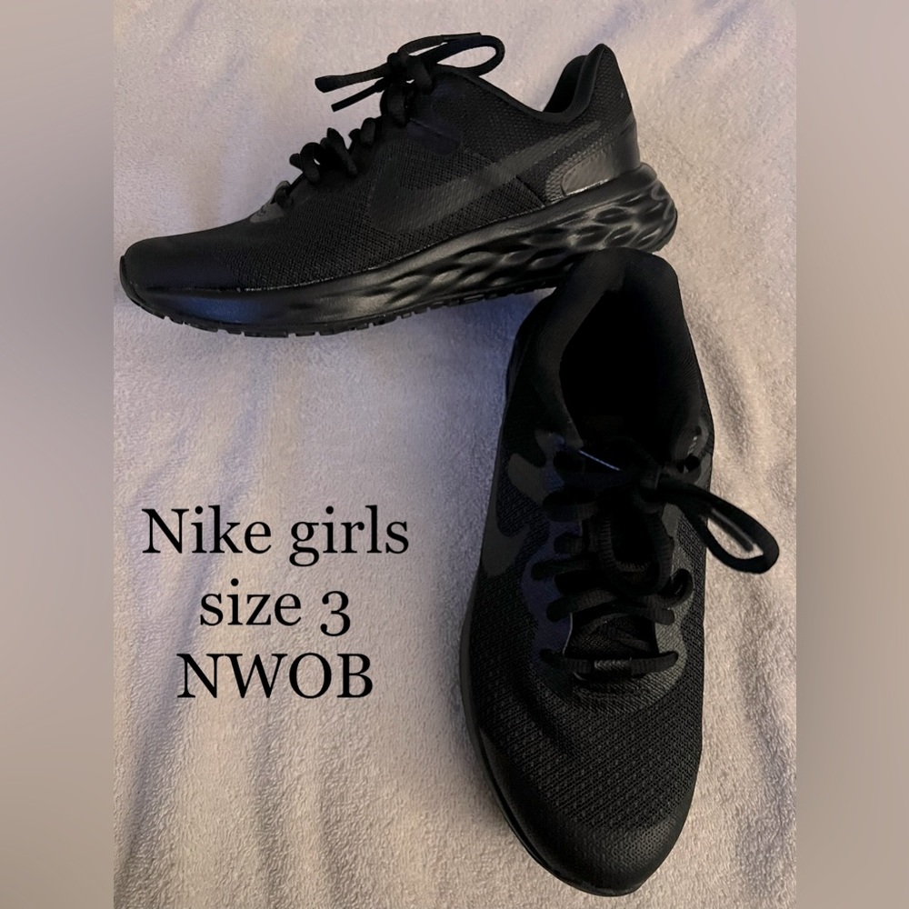 Nike sneakers black